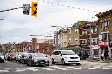 Toronto 'da St. Clair Caddesi' nin batısındaki Corso Italia mahallesinin manzarası. Toronto, Kanada - 25 Nisan 2025.