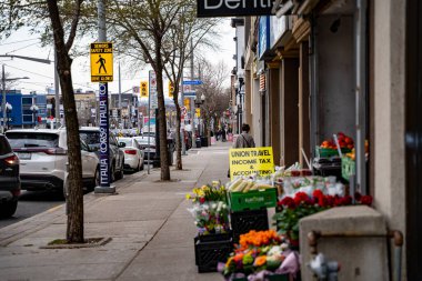 Toronto 'da St. Clair Caddesi' nin batısındaki Corso Italia mahallesinin manzarası. Toronto, Kanada - 25 Nisan 2025.