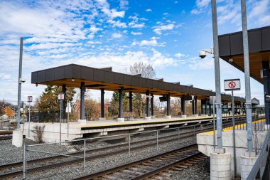 Weston kasabasındaki tren istasyonunun manzarası. Toronto, Kanada - 25 Nisan 2025.