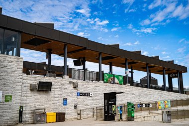 Weston kasabasındaki tren istasyonunun manzarası. Toronto, Kanada - 25 Nisan 2025.