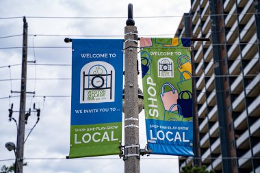 Toronto 'daki Weston Village tabelasının manzarası. Toronto, Kanada - 25 Nisan 2025.