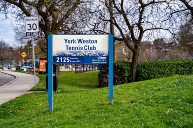 Toronto 'daki York Weston Tenis Kulübü tabelasının manzarası. Toronto, Kanada - 25 Nisan 2025.