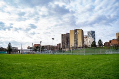 Toronto 'daki Weston Lions Park manzarası. Toronto, Kanada - 25 Nisan 2025.