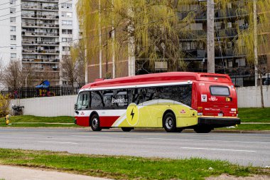 Toronto 'da bir TTC elektrikli otobüs görüntüsü. Toronto, Kanada - 26 Nisan 2025.