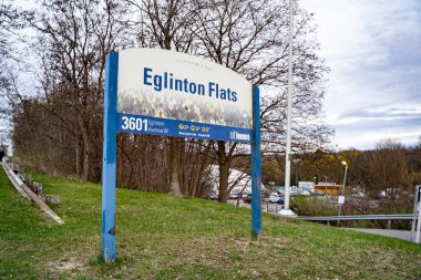 Toronto 'daki Eglinton Flats Park tabelasının manzarası. Toronto, Kanada - 26 Nisan 2025.