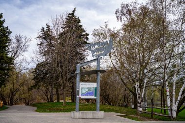 Toronto 'daki Eglinton Flats' teki parkın manzarası. Toronto, Kanada - 26 Nisan 2025.
