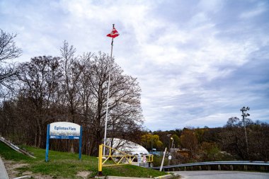 Toronto 'daki Eglinton Flats Park tabelasının manzarası. Toronto, Kanada - 26 Nisan 2025.
