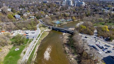 Toronto 'daki Etienne Brule Parkı ve Humber Nehri' nin hava manzarası.