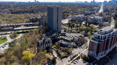 Old Mill Toronto Oteli 'nin havadan görüntüsü. Toronto, Kanada - 29 Nisan 2025.