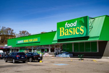 Besin Temel Süpermarketinin dış görünüşü. Food Basics, Kanada 'da bir süpermarket zinciri. Toronto, Kanada - 29 Nisan 2025.