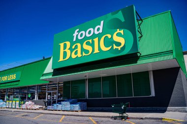 Besin Temel Süpermarketinin dış görünüşü. Food Basics, Kanada 'da bir süpermarket zinciri. Toronto, Kanada - 29 Nisan 2025.