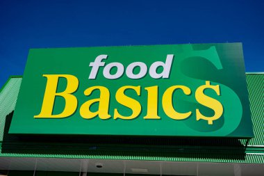 Besin Temel Süpermarketinin dış görünüşü. Food Basics, Kanada 'da bir süpermarket zinciri. Toronto, Kanada - 29 Nisan 2025.