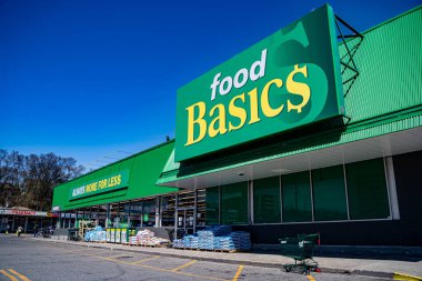 Besin Temel Süpermarketinin dış görünüşü. Food Basics, Kanada 'da bir süpermarket zinciri. Toronto, Kanada - 29 Nisan 2025.