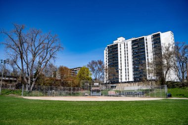 Toronto 'daki Smythe Park manzarası. Toronto, Kanada - 29 Nisan 2025.