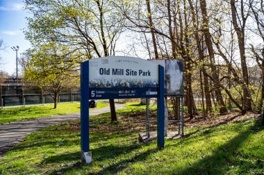 Toronto 'daki Old Mill Park tabelasının manzarası. Toronto, Kanada - 29 Nisan 2025.
