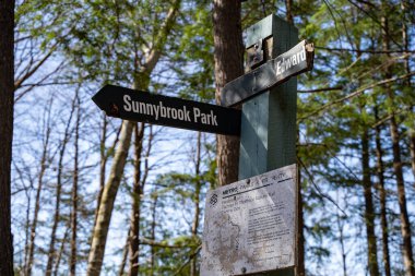 Toronto 'daki Sunnybrook Park tabelasının manzarası. Toronto, Kanada - 27 Nisan 2025.