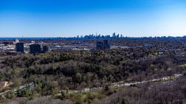 Arka planda Toronto şehir merkezi silueti olan Leaside mahallesinin havadan görüntüsü.