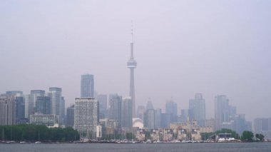 Kanada 'daki orman yangınları yüzünden Toronto şehrinin puslu manzarası yükseliyor