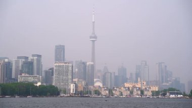 Kanada 'daki orman yangınları yüzünden Toronto şehrinin puslu manzarası yükseliyor