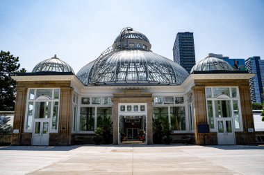 Toronto 'daki Allan Gardens Konservatuvarı' ndaki ana binanın manzarası. Toronto, Kanada - 12 Haziran 2025.