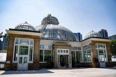 Toronto 'daki Allan Gardens Konservatuvarı' ndaki ana binanın manzarası. Toronto, Kanada - 12 Haziran 2025.