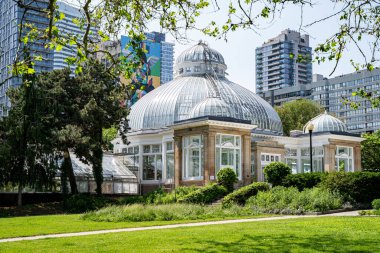 Toronto 'daki Allan Gardens Konservatuvarı' ndaki ana binanın manzarası. Toronto, Kanada - 12 Haziran 2025.