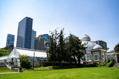 Toronto 'daki Allan Gardens Konservatuvarı' ndaki ana binanın manzarası. Toronto, Kanada - 12 Haziran 2025.
