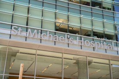 Toronto 'daki St. Michaels Hastanesi tabelasının manzarası. Toronto, Kanada - 12 Haziran 2025.