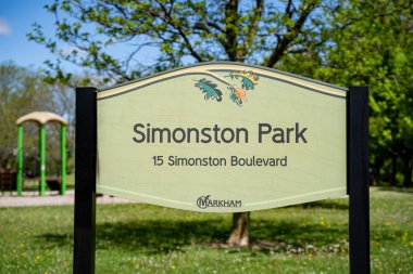 Markham 'daki Simonston Park tabelasının görüntüsü. Markham, Kanada - 19 Mayıs 2025.