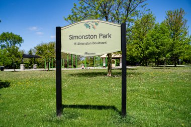 Markham 'daki Simonston Park tabelasının görüntüsü. Markham, Kanada - 19 Mayıs 2025.