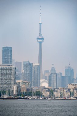 Orman yangınının ortasında Toronto şehir merkezinin puslu manzarası.