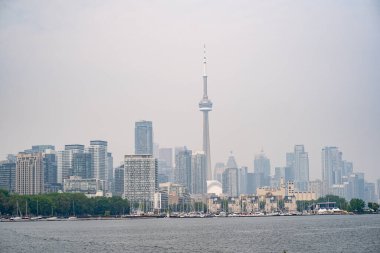 Orman yangınının ortasında Toronto şehir merkezinin puslu manzarası.