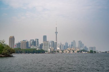 Orman yangınının ortasında Toronto şehir merkezinin puslu manzarası.