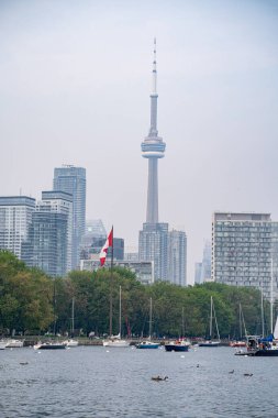 Orman yangınının ortasında Toronto şehir merkezinin puslu manzarası.