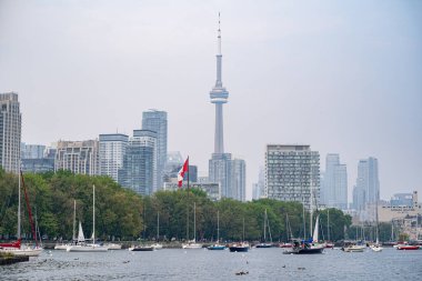 Orman yangınının ortasında Toronto şehir merkezinin puslu manzarası.