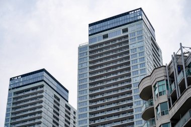 Şehir merkezindeki gökdelenlerin görüntüsü.