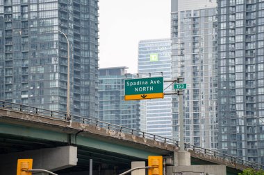 Toronto Gardiner Otoyolu 'ndaki Spadina Bulvarı tabelası. Toronto, Kanada - 7 Haziran 2025.
