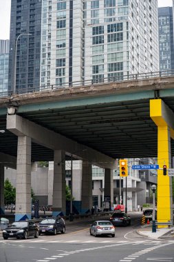 Toronto şehir merkezindeki Gardiner Otoyolu Üstgeçidi manzarası. Toronto, Kanada - 7 Haziran 2025.