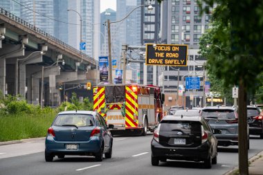 Toronto 'daki Lake Shore Boulevard West caddesinin sokak manzarası. Toronto, Kanada - 7 Haziran 2025.