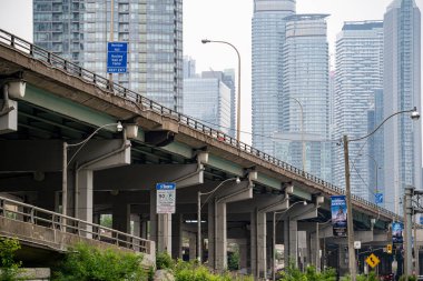 Toronto şehir merkezindeki Gardiner Otoyolu Üstgeçidi manzarası. Toronto, Kanada - 7 Haziran 2025.