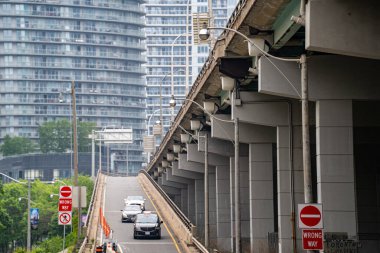 Toronto şehir merkezindeki Gardiner Otoyolu Üstgeçidi manzarası. Toronto, Kanada - 7 Haziran 2025.