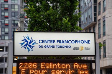 Toronto 'daki Merkez Francophone tabelasının manzarası. Toronto, Kanada - 7 Haziran 2025.