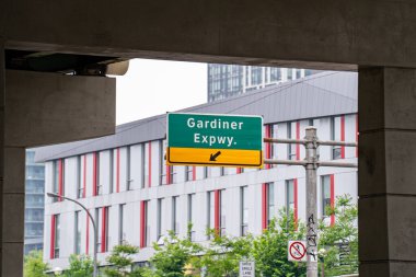 Toronto 'daki Gardiner Otoyolu Tabelasının görüntüsü.