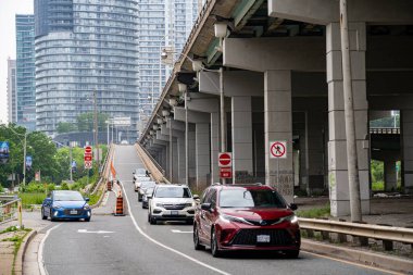 Toronto şehir merkezindeki Gardiner Otoyolu Üstgeçidi manzarası. Toronto, Kanada - 7 Haziran 2025.