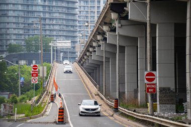 Toronto şehir merkezindeki Gardiner Otoyolu Üstgeçidi manzarası. Toronto, Kanada - 7 Haziran 2025.