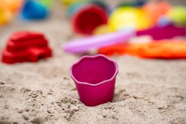 Plastik Kovalar ve Kum Üzerinde Çocuk Oyuncakları.