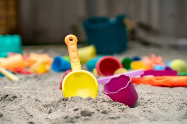 Plastik Kovalar ve Kum Üzerinde Çocuk Oyuncakları.