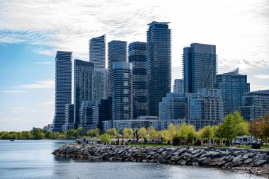Toronto 'dan Etobicoke Lakeshore boyunca uzanan binaların manzarası. Toronto, Kanada - 18 Mayıs 2025.