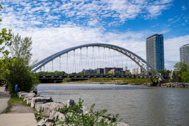 Toronto 'daki Humber Bay Kemer Köprüsü manzarası. Toronto, Kanada - 18 Mayıs 2025.