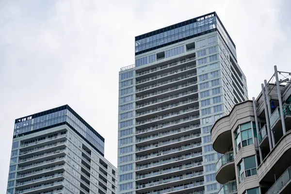 Şehir merkezindeki gökdelenlerin görüntüsü.